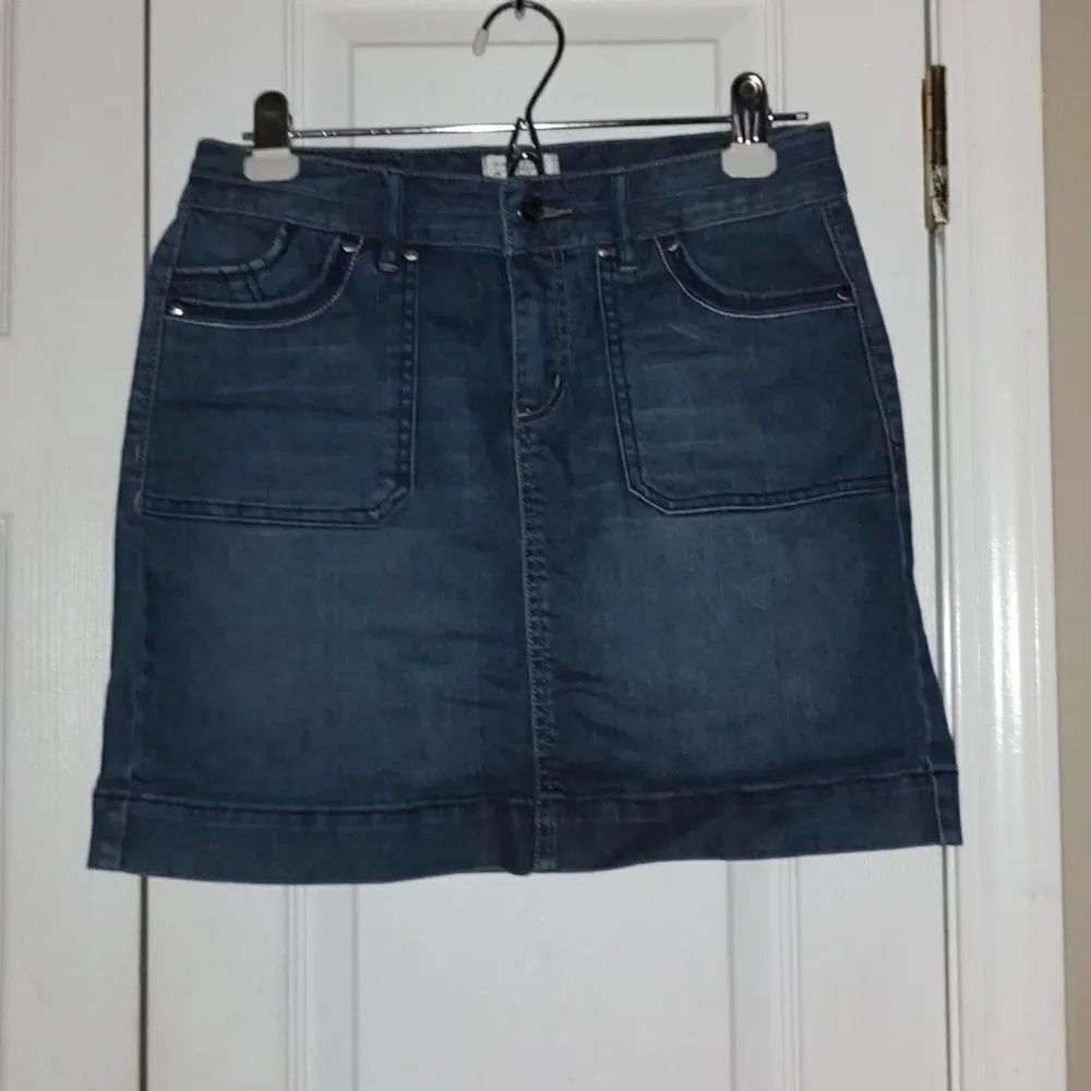 White House black Market Blanc  jean denim mini skirt  Sz 4